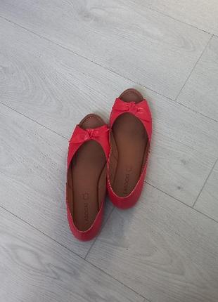 Актуальні повністю шкіряні балетки яскравого червоного кольору