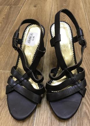 Босоножки кожаные