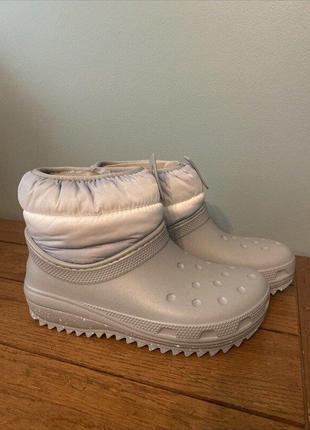 Зимние сапоги женские серые короткие crocs classic neo puff shorty light grey / white