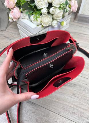 Небольшая женская сумка кросс-боди черная с красным5 фото