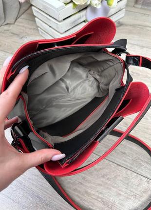 Небольшая женская сумка кросс-боди черная с красным6 фото