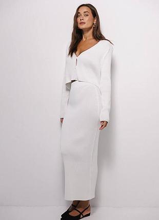 Женский вязаный костюм с юбкой и кардиганом