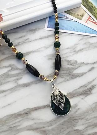 Чорне намисто з великим кулоном зеленого кольору