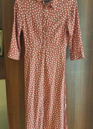 Кирпичне плаття в горошок