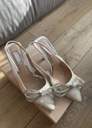 Босоножки на каблуке туфли белые be mine