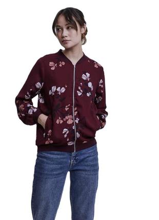 Красивая куртка бомберка в цветочный принт от vero moda