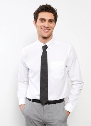 Біла чоловіча сорочка lc waikiki/лс вайкікі з кишенею та ґудзиком на комірі. фірмова туреччина