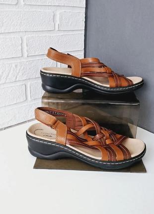 Жіночі шкіряні босоніжки clarks