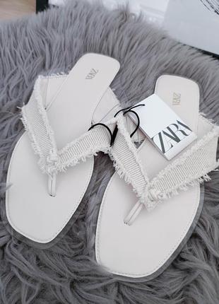 Шльопанці на низькому ходу з бахромою від zara, розмір 36