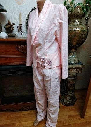 Красивый костюм нежно-розового цвета