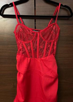 Корсетное красное платье