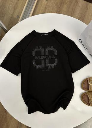 Чорна щільна футболка в стилі balenciaga