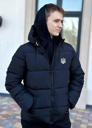 Мужская зимняя куртка чёрная с гербом украины утеплённая на пуху, водостойкий чёрный пуховик с тризубом trek