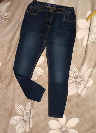 Скіні дівчинці. george.