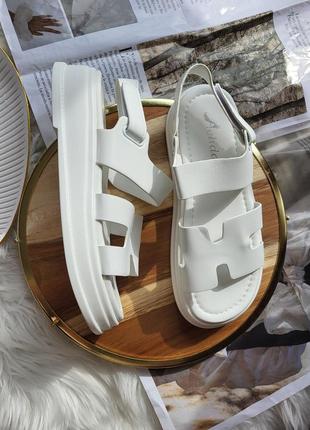 Жіночі модні білі, пудрові літні босоніжки в стилі hermes