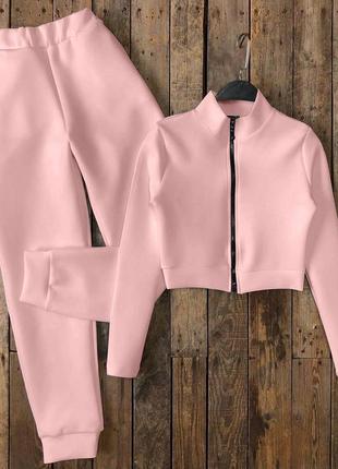Базовий жіночий повсякденний костюм: укорочена кофта та джоггери з високою посадкою вільного крою.