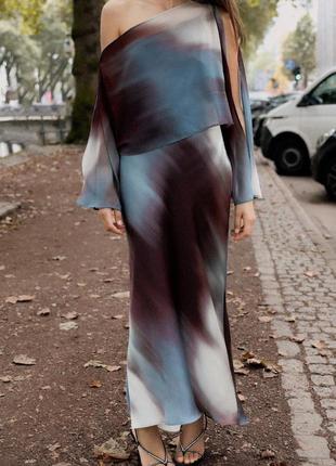 Атласное платье-накидка с принтом