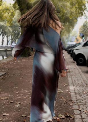 Атласное платье-накидка с принтом