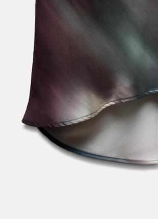 Атласное платье-накидка с принтом