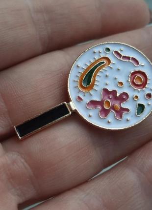 Брошка брошка пін-намет значок лабораторія мікроби віруси наука досліди лупа 4 см біла