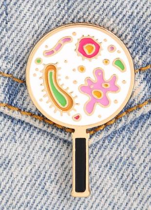 Брошка брошка пін-намет значок лабораторія мікроби віруси наука досліди лупа 4 см біла