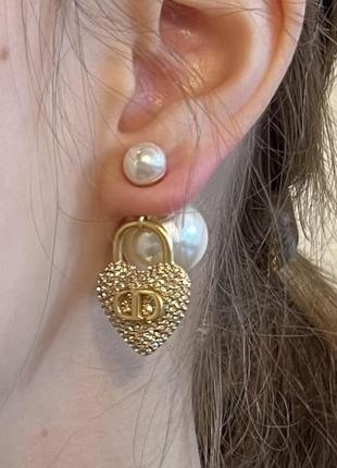 Сережки диор шары белые с сердцем и логотипом, позолота 18к