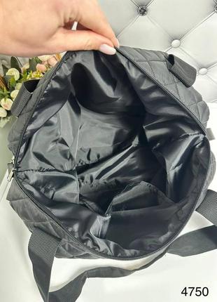 Жіноча стильна та якісна сумка зі стьобаної плащівки чорна10 фото