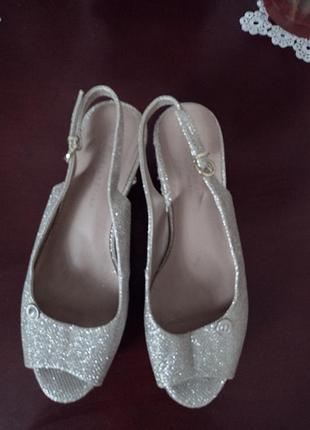 Золотисто-серебристые босоножки на танкетке с пробковыми и котоновыми вставками на подошве