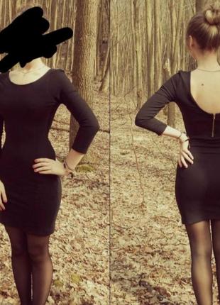 Чорна обтягуюча сукня