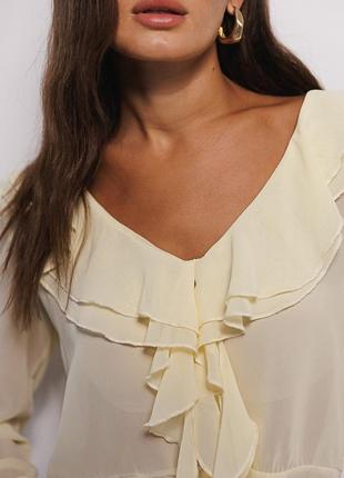 Шифонова блузка молочна з воланами