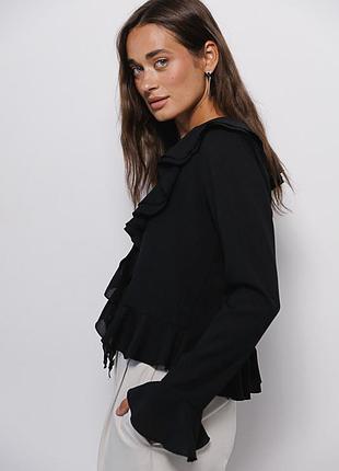 Шифонова блузка чорна з воланами3 фото