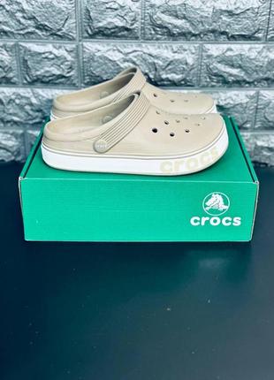 Женские кроксы бежевого цвета женские шлёпанцы crocs3 фото