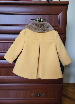 Пальто для девочки f&amp;f желтое с меховым воротником2 фото