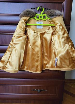Пальто для дівчинки f&f жовте з хутряних коміром4 фото