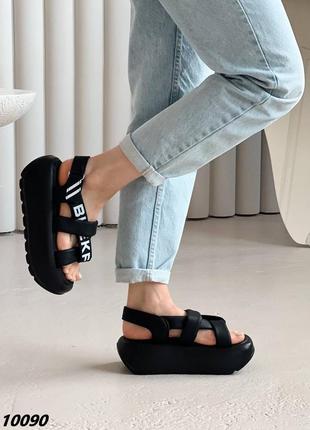 Чорні дуже круті босоніжки на високій підошві