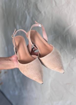 Жіночі туфлі на підборах з відкритою пʼяткою бежеві