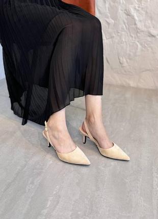 Жіночі туфлі на підборах з відкритою пʼяткою бежеві
