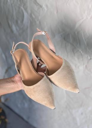 Жіночі туфлі на підборах з відкритою пʼяткою бежеві