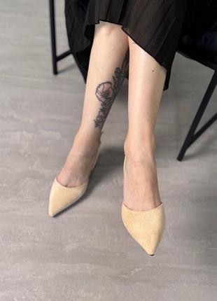 Жіночі туфлі на підборах з відкритою пʼяткою бежеві