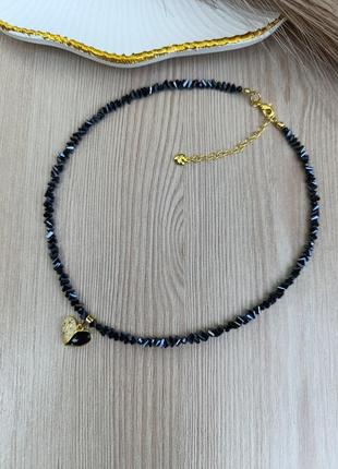 Черный чекер из хрустальных бусин с подвеской сердце