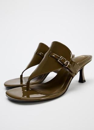 Босоніжки зелені з пряжкою zara new