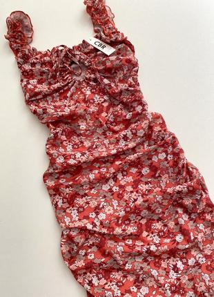 Красное платье в цветы/цветочный принт с рюшами/воланами cbr chic boutique rose франция2 фото