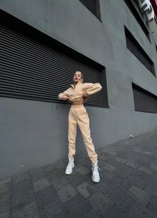 Женский спортивный костюм