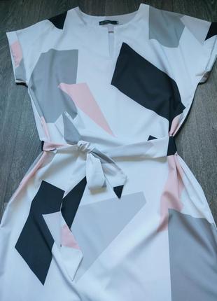 Платье ниже колен с поясом прямого кроя3 фото