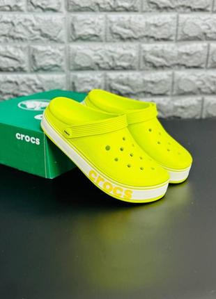 Яркие женские шлёпанцы crocs