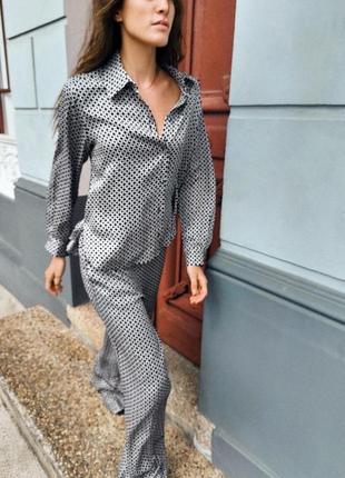 Принтованый атласный брючный костюм с рубашкой zara