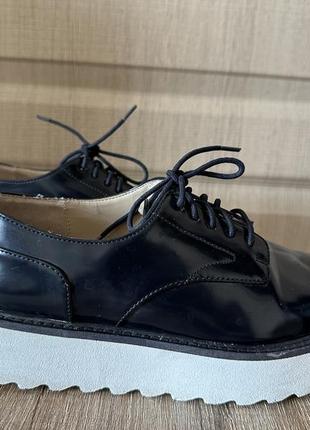 Zara basic лаковые стильные туфли-оксфорды на платформе 36