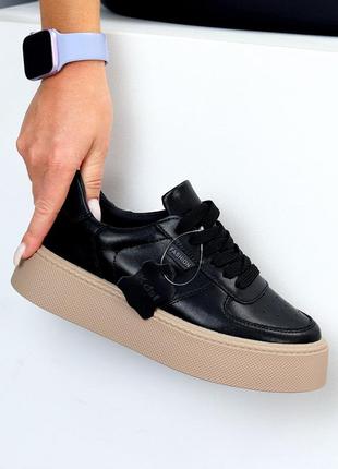 Чорні шкіряні кеди крипери з перфорацією на потовщеній бежевій підошві 22210