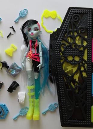 Кукла монстер хай френки штейн 3g неон шкаф monster high frankie dtein doll skulltimate secrets neon