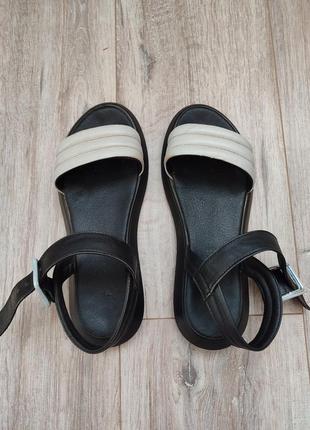 Босоніжки з натуральної шкіри.